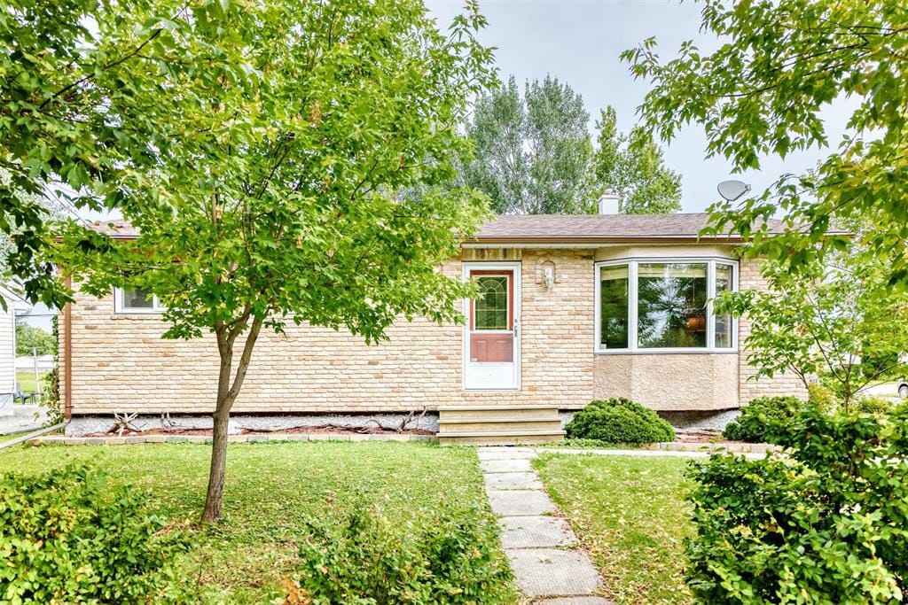 401 Queen Avenue , Selkirk R1A 1G2 — photo 1 of 48